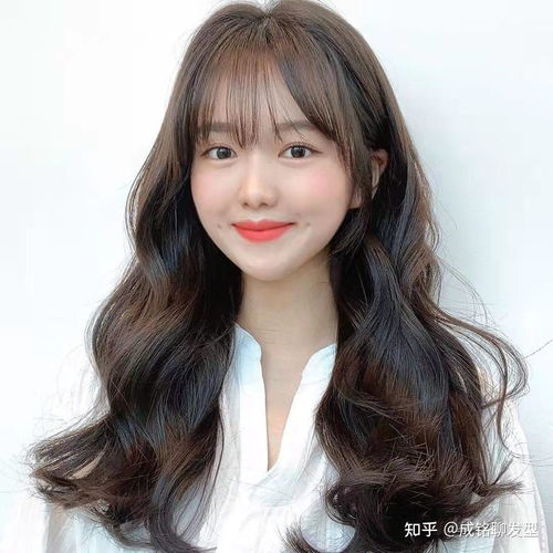  圆脸的女生怎么烫发显脸小试试这六款卷发,时髦洋气又有品位