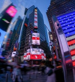  国风美少年登陆时代广场点燃海外华人中国心