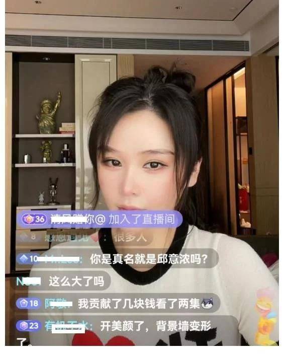  周芷若邱意浓被网友寄斗鸡眼画像,竟回复喜欢并存表情包