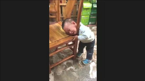  贪玩的熊孩子被卡板凳里了,小表情把妈妈乐坏了