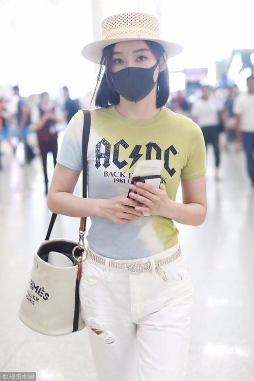 袁姗姗短t破洞牛仔简单清爽戴沙滩帽露甜笑妥妥夏日少女系
