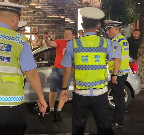  惊男子酒驾追尾,竟嚣张一脚踢翻交警工作本,全程视频曝光