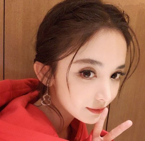  古力娜扎参加闺蜜婚礼,抢过话筒说了10个字,网友中国好闺蜜