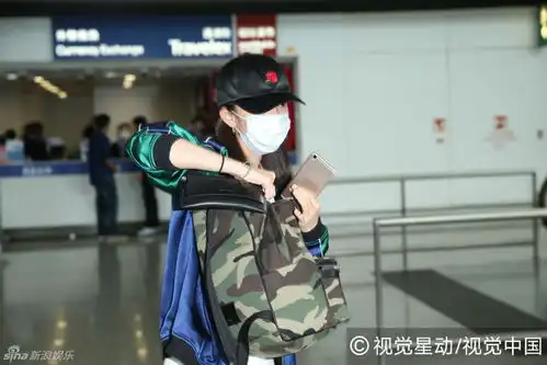  同框了杨幂素颜抵港探小糯米刘恺威接机图