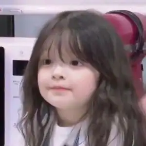  这个表情包里的小女孩是谁呀呀