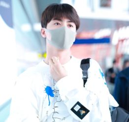  明星现身机场造型却不同,他们戴口罩能认出几位她自信素颜出境