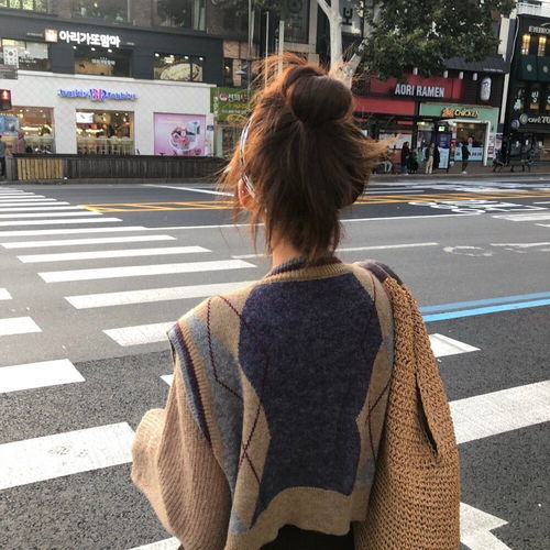  真人女生头像玫瑰即使凋零也高于路边的野花