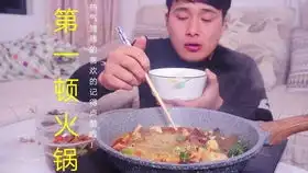  请朋友在人民公园吃炸鸡,烤翅,看他的表情有点不好意思了