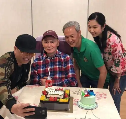  半身不遂妻儿争产没有击垮刘家辉,64岁生日他花式搞怪逗笑众人