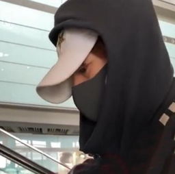  赵薇素颜近照曝光,黑口罩遮面现身机场,呵斥粉丝围堵跟拍