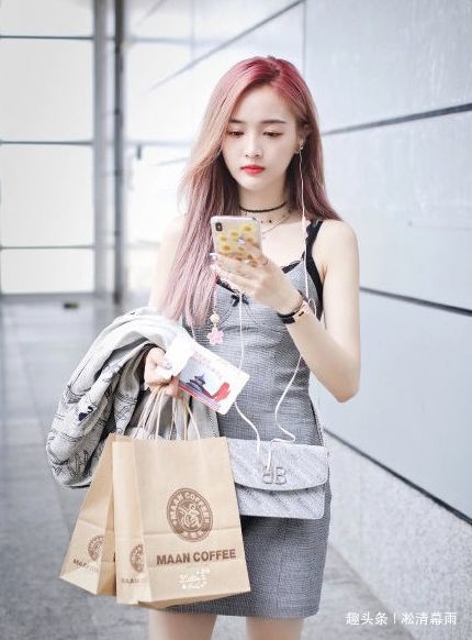 头像图片女高冷吊带裙