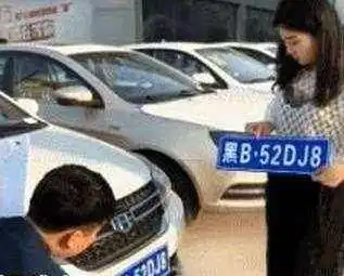  女车主新车上牌,这车牌号牛了,绝对没人敢套牌