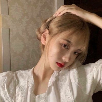  有点浪漫的女生头像