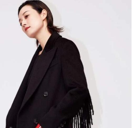  马伊琍越来越敢穿了,抹胸裙加上干练短发,谁还说她没有女人味