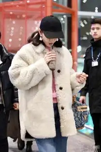  王鸥简洁装扮现身狂喝奶茶嘟嘴表情呆萌
