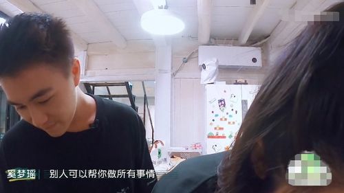  何猷君好娇贵见小虫表情失控狂尖叫,弹跳逃跑只敢躲奚梦瑶身后