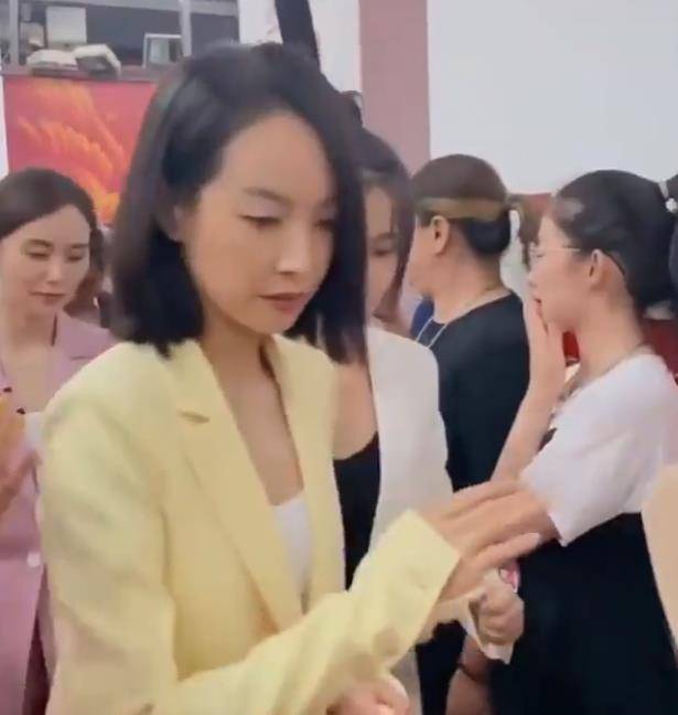  七一汇演众星合唱,后台生图曝光多数表情严肃,张艺兴杨紫抿嘴笑