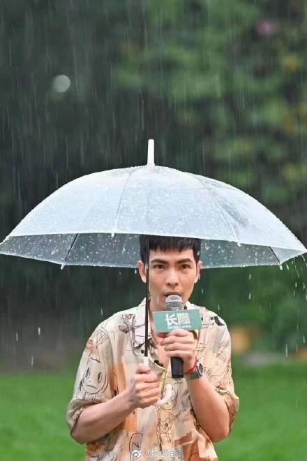  萧敬腾广州参加活动晴天突然下大雨,雨神称呼实至名归不得不服