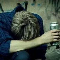  在哭的男生头像哭又哭不出来的男生头像