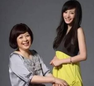  本身长得美,妈妈更好看杨幂刘诗诗妈妈没啥,62岁这位才惊艳