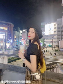  程潇东京旅拍,手握周杰伦同款奶茶,豹纹裙配贝雷帽甜美又少女