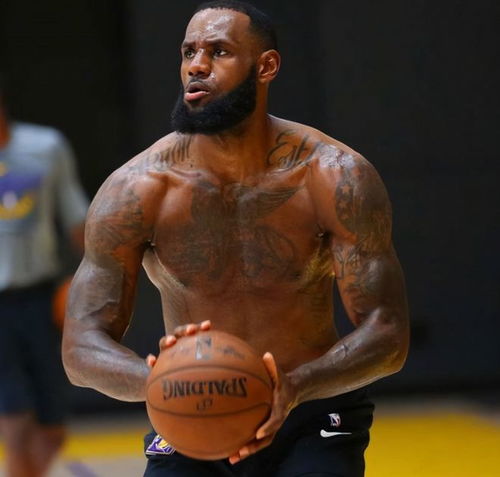  众所周知nba球星肌肉强悍,但在橄榄球运动员面前就是小儿科