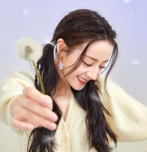  迪丽热巴戴着口罩自拍,镜头直接怼上脸,这鼻梁骨都让人看愣了