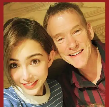  昆凌与老爸拉风骑摩托拍大片,高颜父亲被赞老年彭于晏