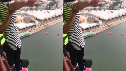  小姑娘表情都不自然了