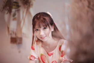  清纯白嫩大眼可爱草莓连衣裙少女私房养眼温馨写真
