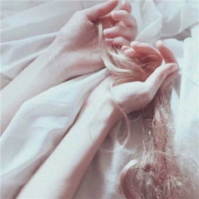 女头手拿枫叶头像手控