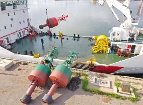  山东烟台更换灯浮标迎战台风季