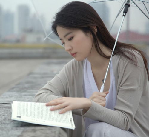  知道刘亦菲的妈妈很美,没想到她的爸爸也这么帅,而且身份还很牛