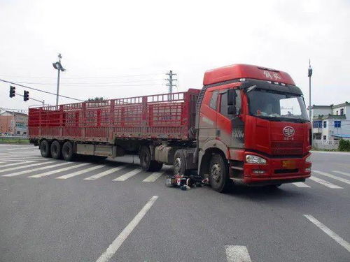  镇江某路口有人被卷入大货车轮下,交警郑重发文,最后的表情包亮了