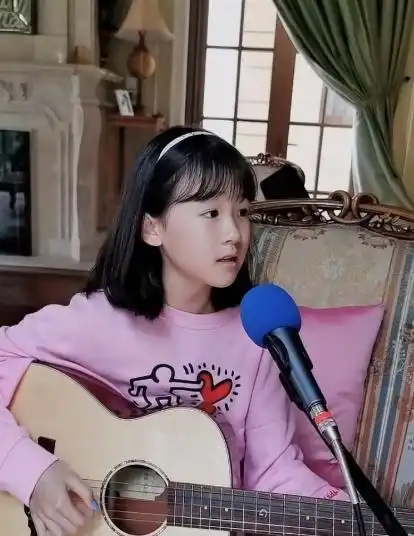  提前庆祝母亲节贝儿为母亲鲍蕾弹吉他唱歌,表情搞怪像陆毅