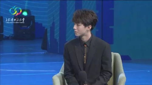  王俊凯出席某活动现场小女孩可爱追星表情很抢镜