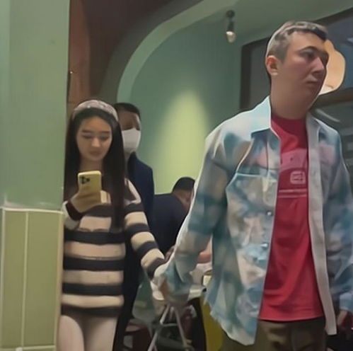  王思聪又换女友携俩美女玩狼人杀,结束后三人同回酒店