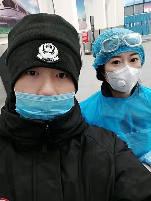  医警小情侣携手抗疫一线,疫情结束我们就结婚
