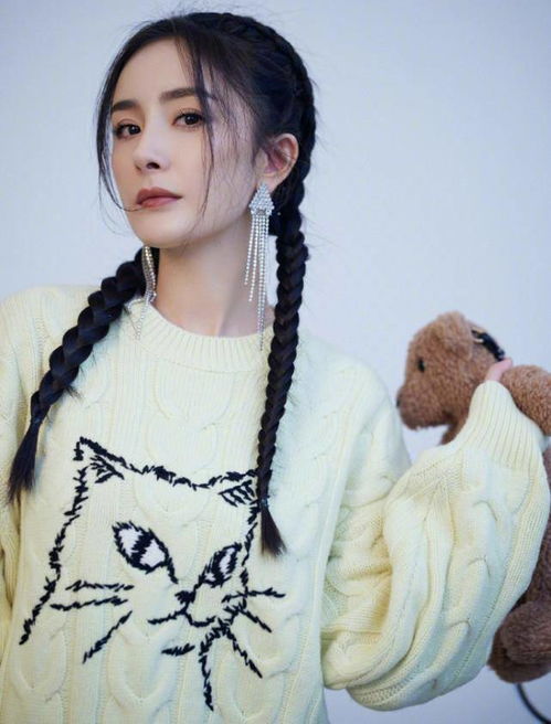  杨幂穿浅色毛衣配短裙秀美腿扎双麻花辫少女感十足
