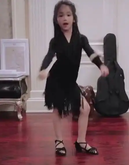  小包总杨烁3岁女儿罕曝光,翻跳热舞被批病态妈妈是童年女神