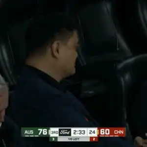  姚明现场观战中澳热身赛表情比较放松