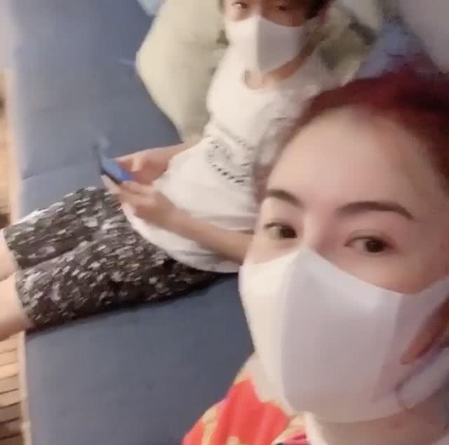  张柏芝带lucas足疗,戴口罩防护严密,带二儿子逛街却无任何防护