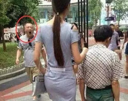  搞笑gif从大哥的表情可以看出,这没有几个人能信的