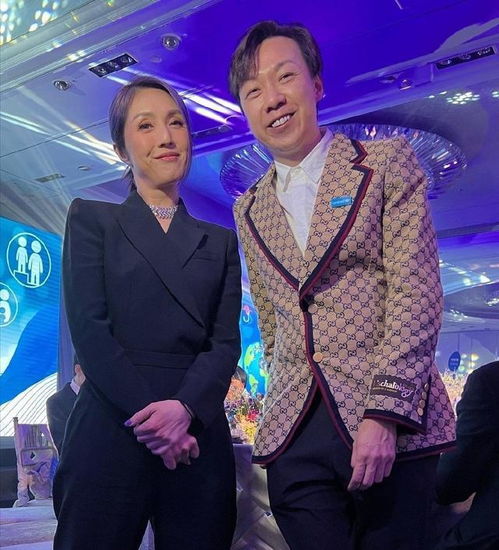  豪门阔太慈善晚宴,甘比带俩娃郭晶晶手握口罩杨千嬅显老气