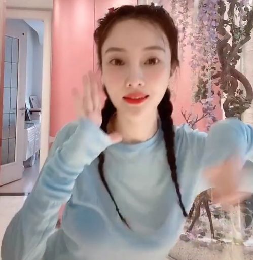  李小璐穿露脐装秀舞蹈,舞姿火辣女人味十足,尽显完美身材曲线