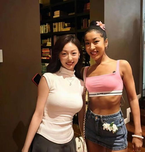  刘欢夫妇家宴罕见曝光10几人喝酒唱歌,吉克隽逸穿衣暴露引争议