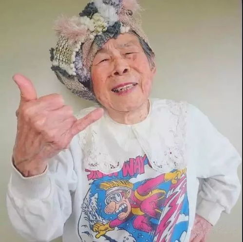  我的奶奶笑起来,就是个女神93岁日本奶奶当模特卖围巾萌翻网友