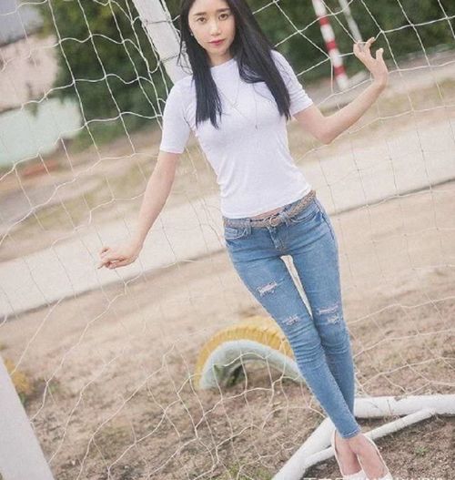 搭配紧身牛仔裤的女神,真的好有女人味
