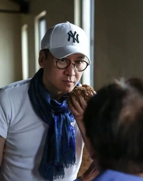  表情包舌吻门到逃逸打人,这次他靠微商翻身