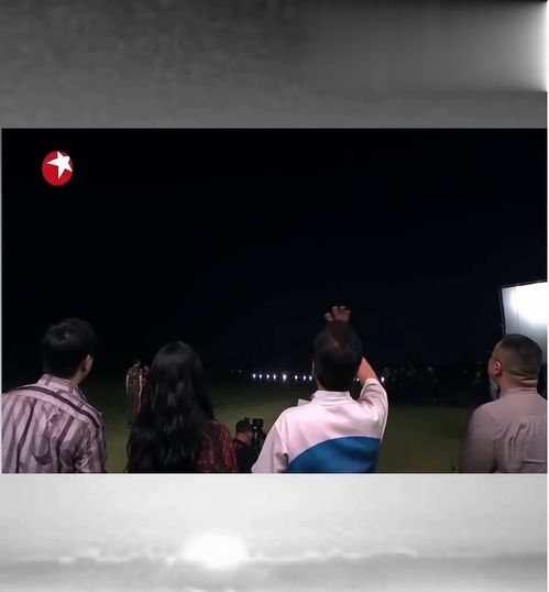  中国达人秀高能来袭,无人机点亮国旗全场泪奔